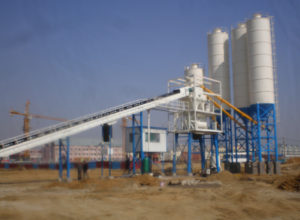 What are the advantages of large and small concrete mixing plants?
